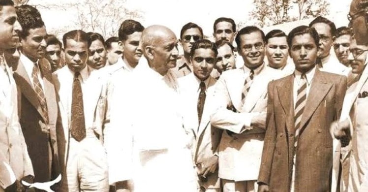 Sardar Vallabhbhai Patel with Civil Servants in 1947 Sardar Vallabhbhai Patel with Civil Servants in 1947